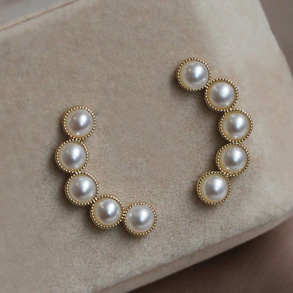 Curved Pearls Earring - Picture 1 of 1